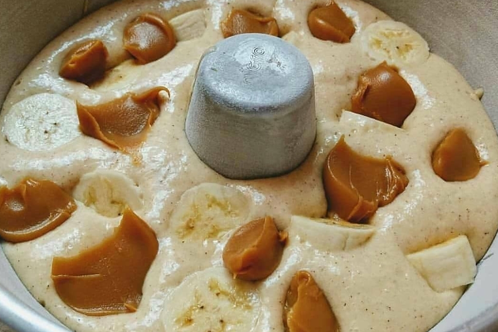 Bolo de banana com doce de leite, perfeito pra servi em qualquer ocasião 