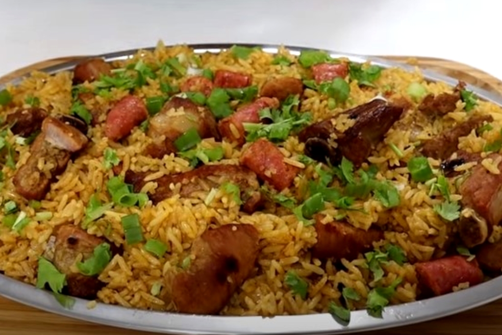 Arroz completo com costelinha de porco, com sabor e cheiro de comida da roça