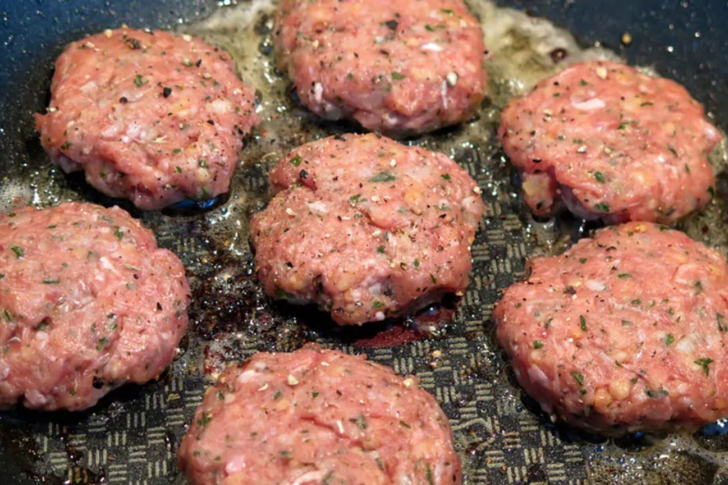 Bifes de carne moída, fica muito suculento e delicioso o acompanhamento perfeito 