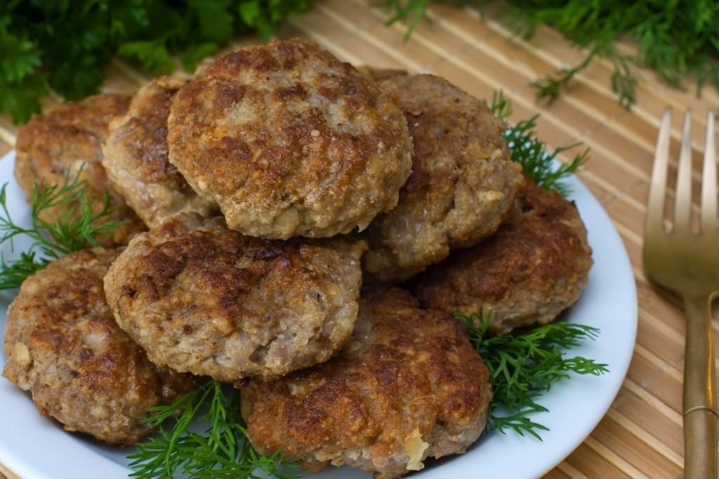 Bolinho de carne moída, ótimo pro almoço ou lanchinho de fim de tarde