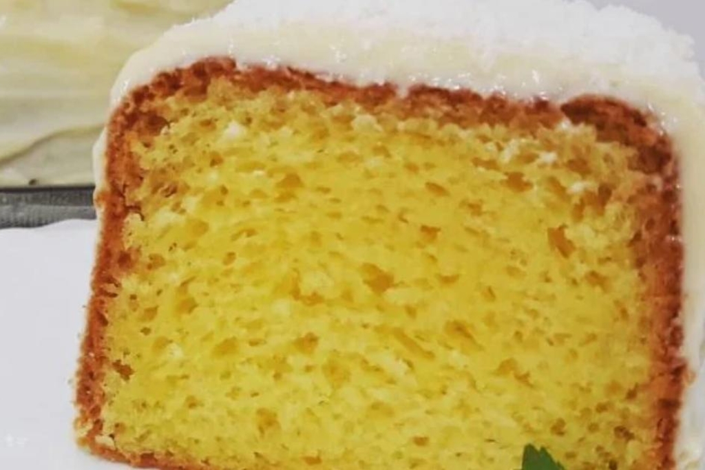 Bolo de abacaxi delicioso e uma cobertura incrível, não tem como passar despercebido