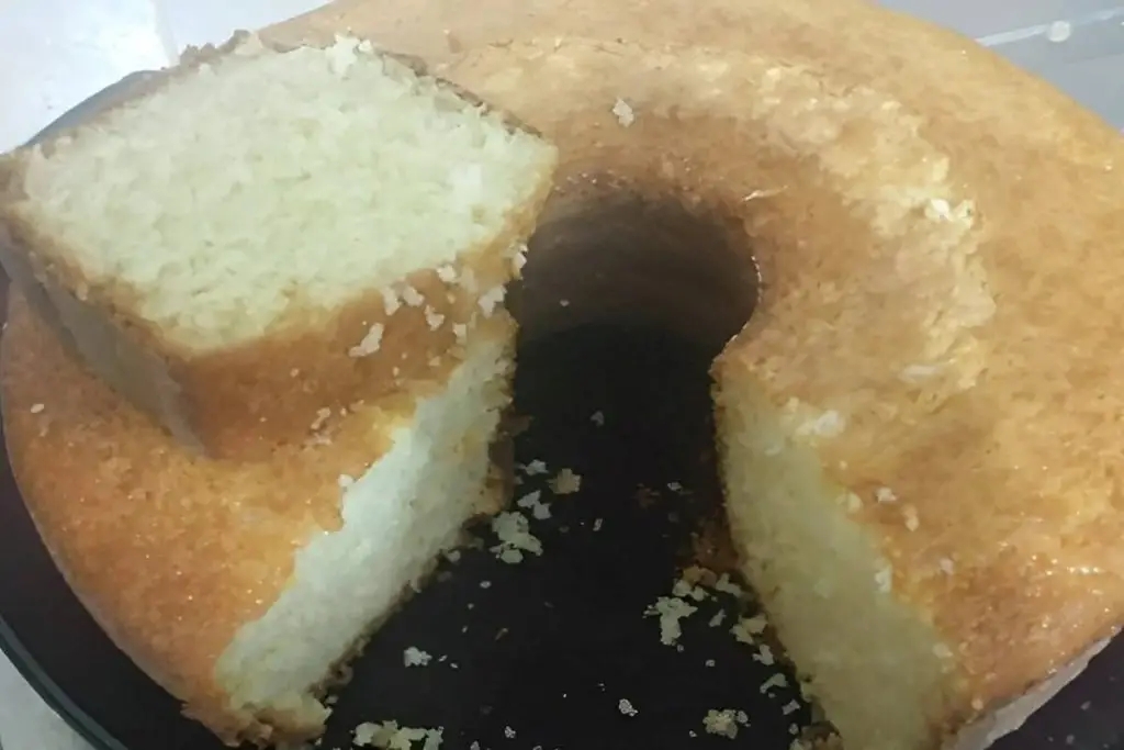 Bolo de arroz cru é uma receita muito gostosa e fácil de fazer, perfeita para servir num café para toda família