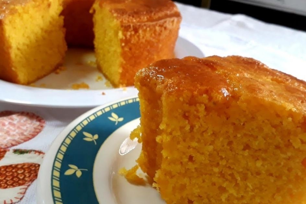 Bolo de cenoura com laranja e amido de milho, fica super cremoso e úmido