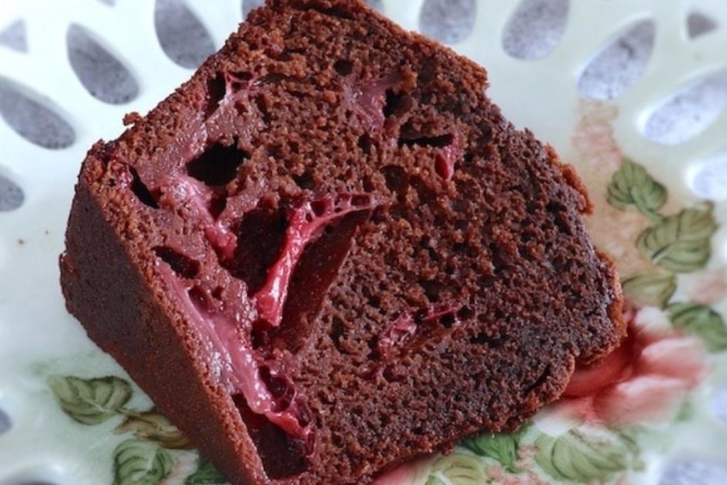 Bolo de chocolate e morango, com pedaços de frutas que é o encanto