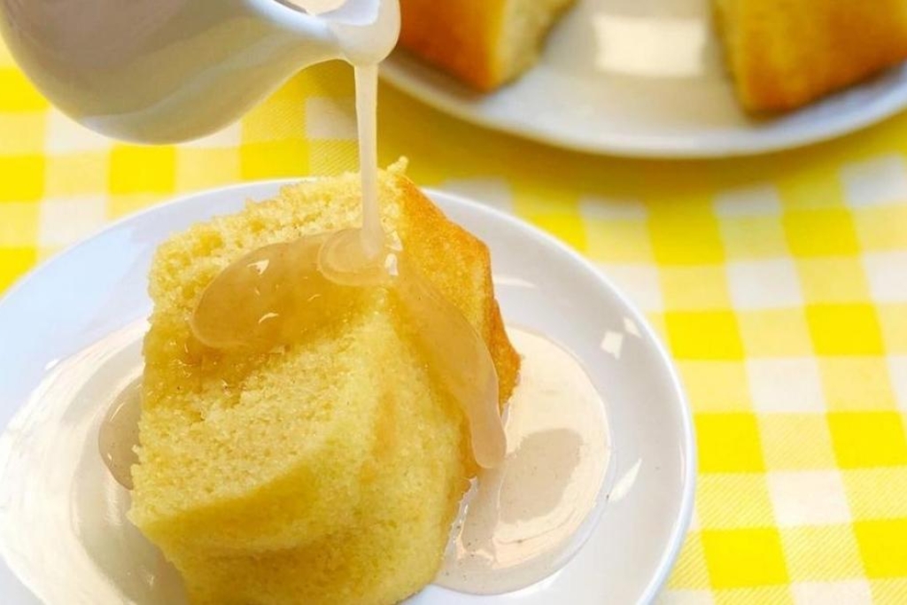 Bolo de milho com calda, perfeito para o lanche da criançada