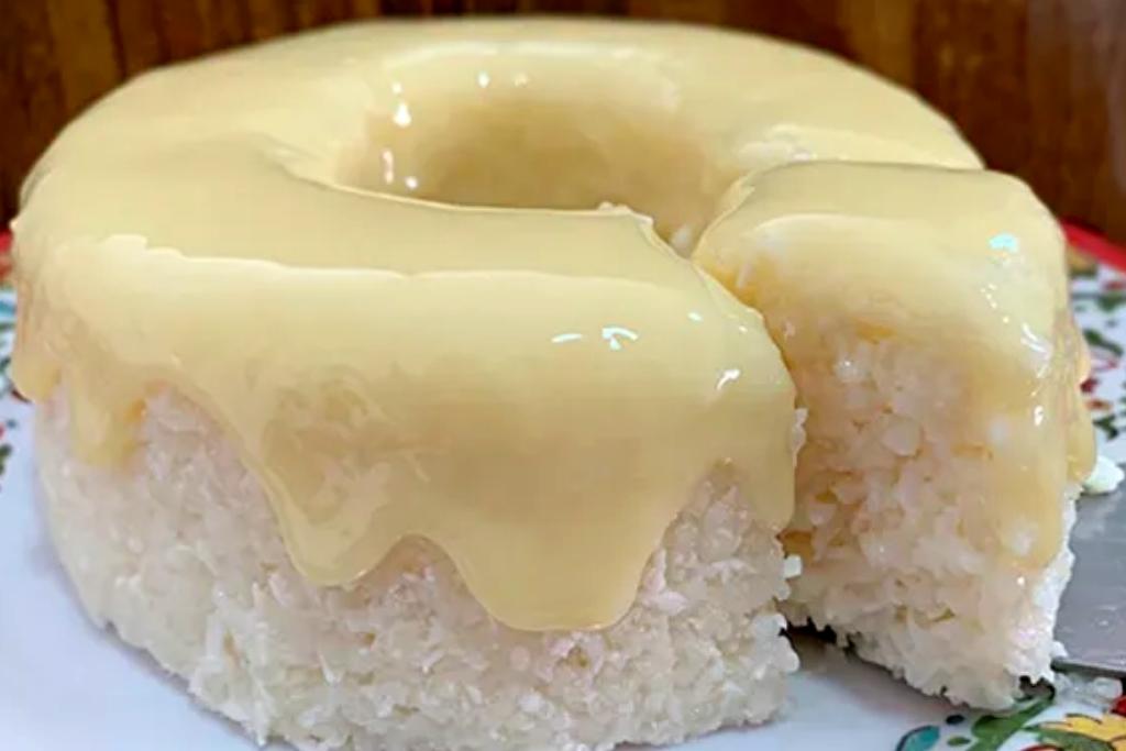 Bolo ou cuscuz de tapioca, perfeito com uma calda de leite condensado