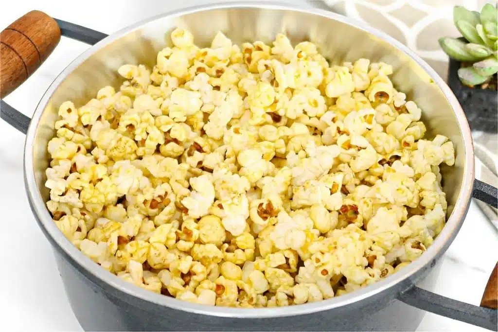 Os segredos da pipoca de cinema, uma pipoca amanteigada deliciosa para fazer na sua casa