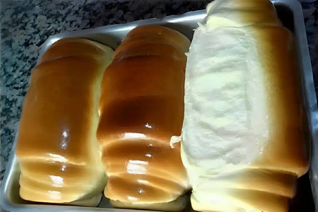 Pão caseiro macio e fofinho, uma receita bem fácil para você ter um pão quentinho no seu café