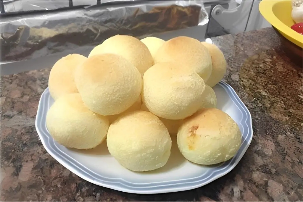 Pão de queijo com polvilho doce sequinho por fora e macio por dentro, rende muito