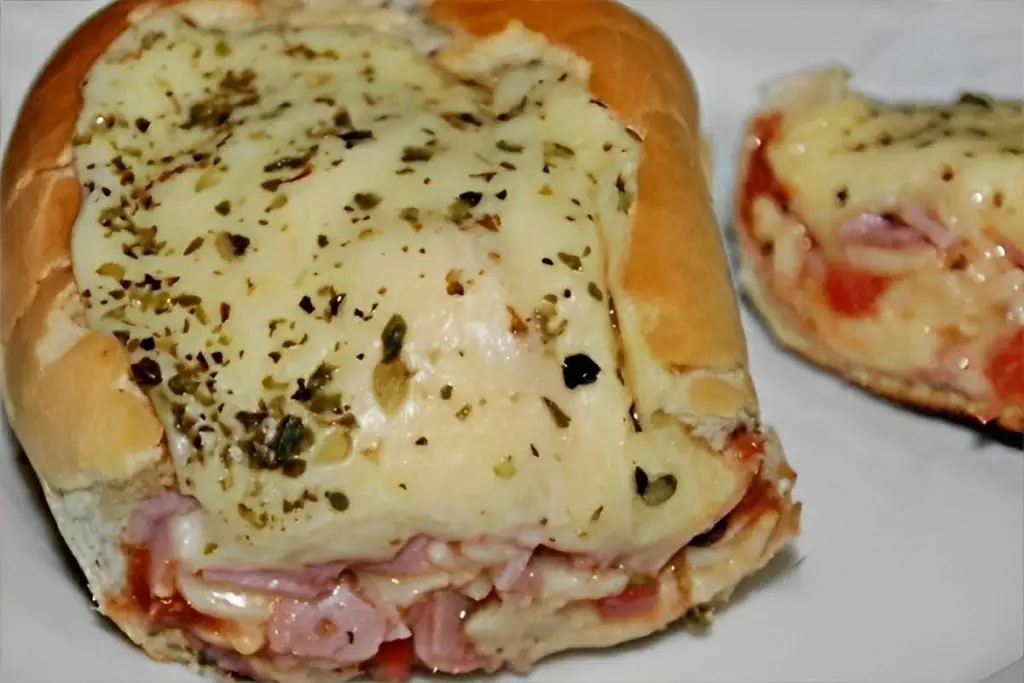 Pizza no pão francês que faço em casa toda semana, é um lanche delicioso e todo mundo ama