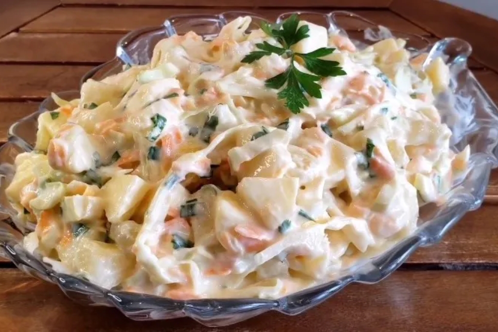 Salada de repolho cremosa, perfeita para entrada ou para comer com sanduíche