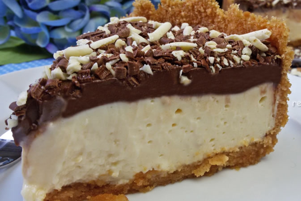 Torta de limão com cobertura de chocolate uma sobremesa deliciosa que fica pronta em minutos